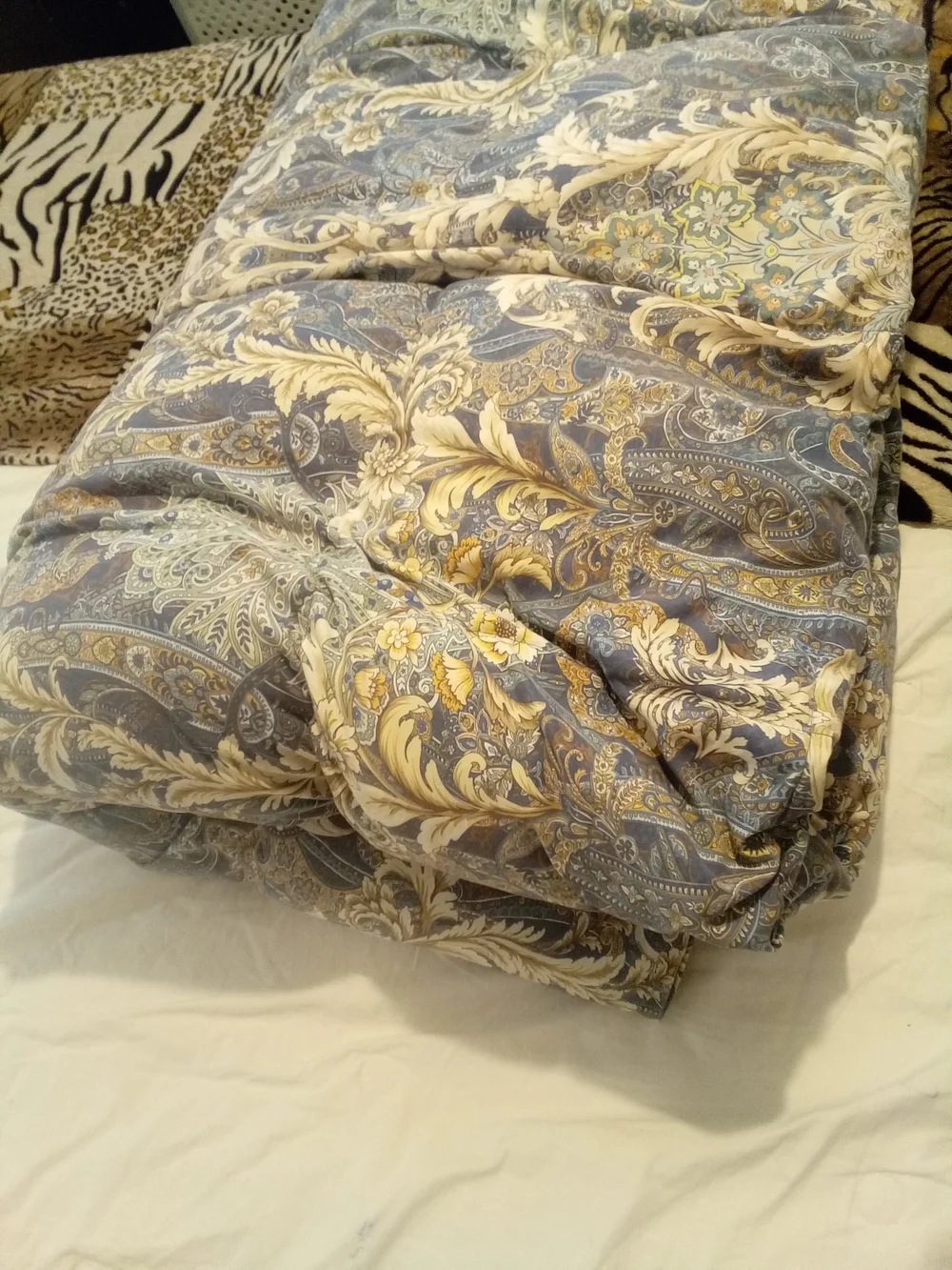 oeko-tex Standard 100 Paisley Comforter in Blue/Cream Tones King Sz. L 90